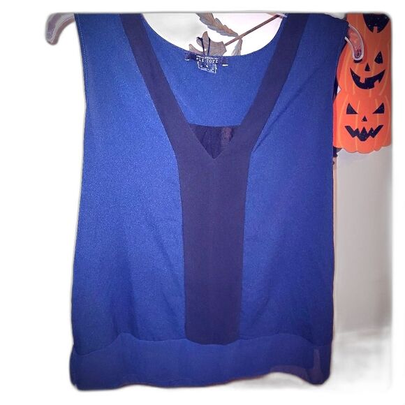 5/$25 French Connection for Le Tote Sleeveless V-Neck Blouse Sheer Hem NWOT - Picture 2 of 7